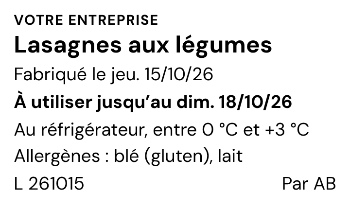 Exemple d’étiquette de traçabilité d’un bac de lasagnes aux légumes : date de fabrication et date limite d’utilisation avec le jour de la semaine, conservation entre 0 et +3 °C, allergènes, lot et initiales
