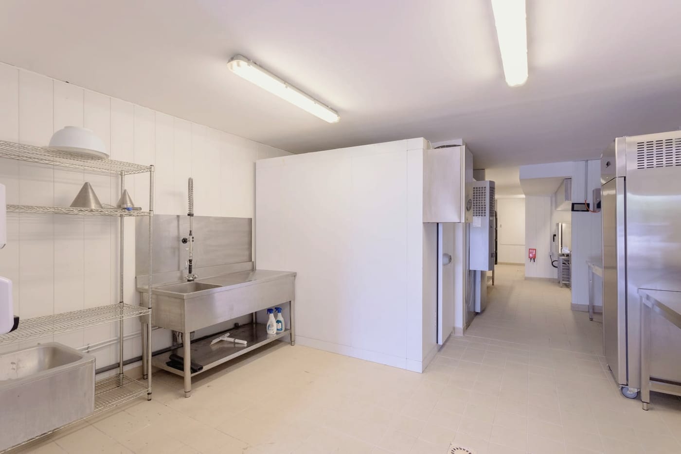 Légumerie séparée et poste de lavage des végétaux