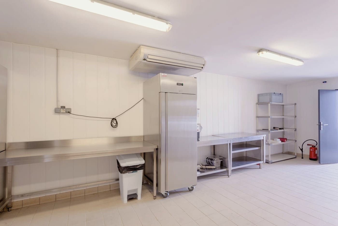 Poste de travail inox et armoire réfrigérée 650 L